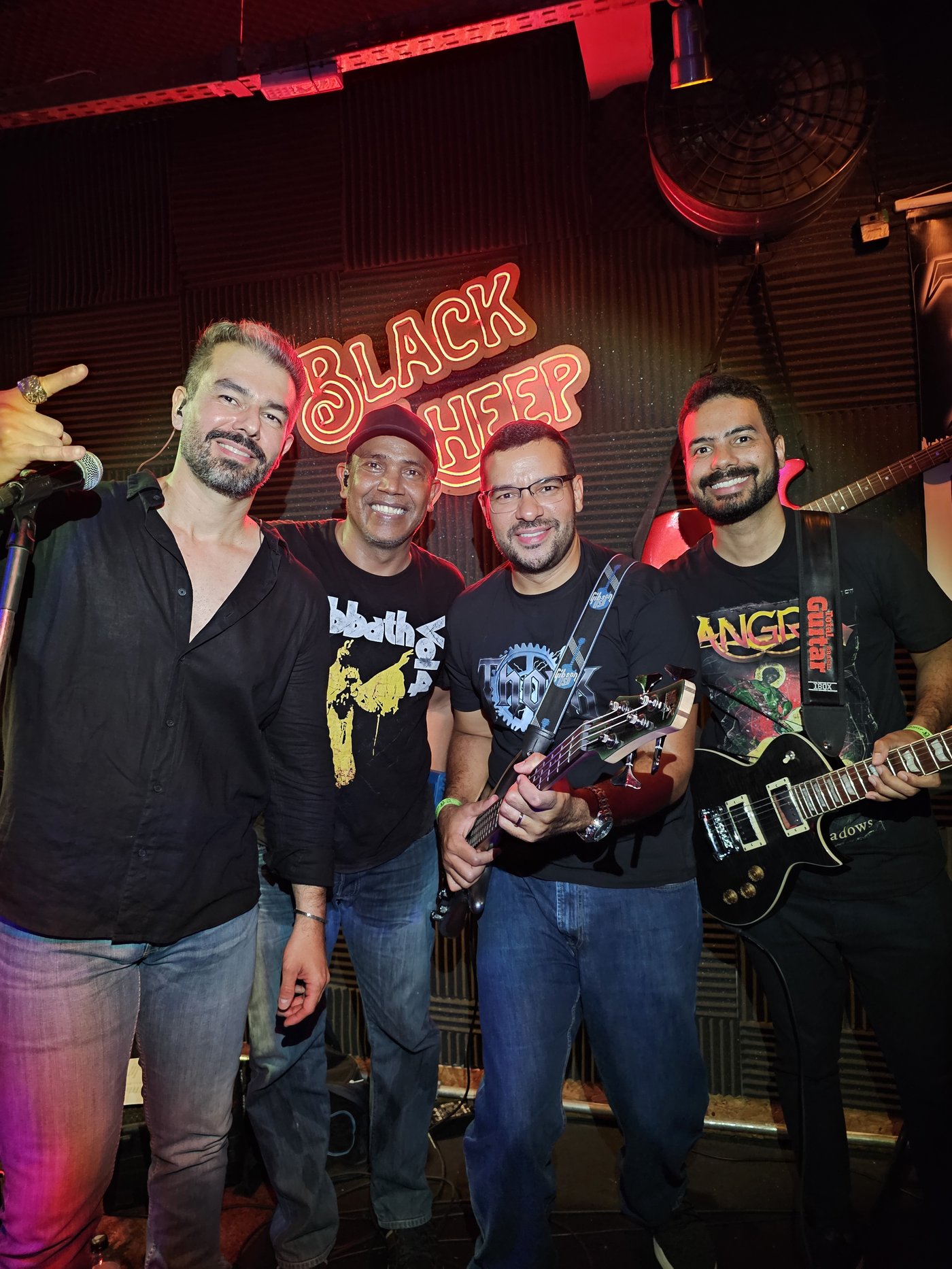 Os integrantes da Thork — André Ortegal, Marcos Costa, Laércio Rehem e Lucas Guimarães — no palco do Black Sheep
