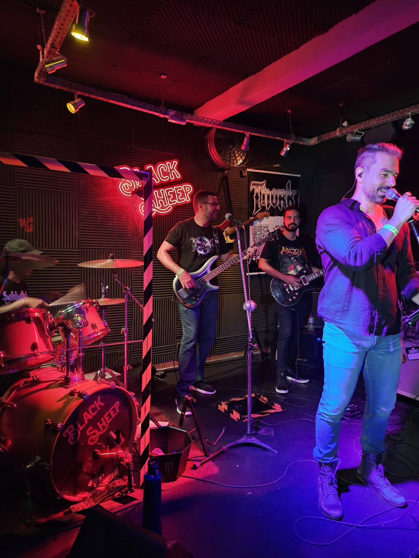 Thork ao vivo no Black Sheep — banda completa, banner Thork visível