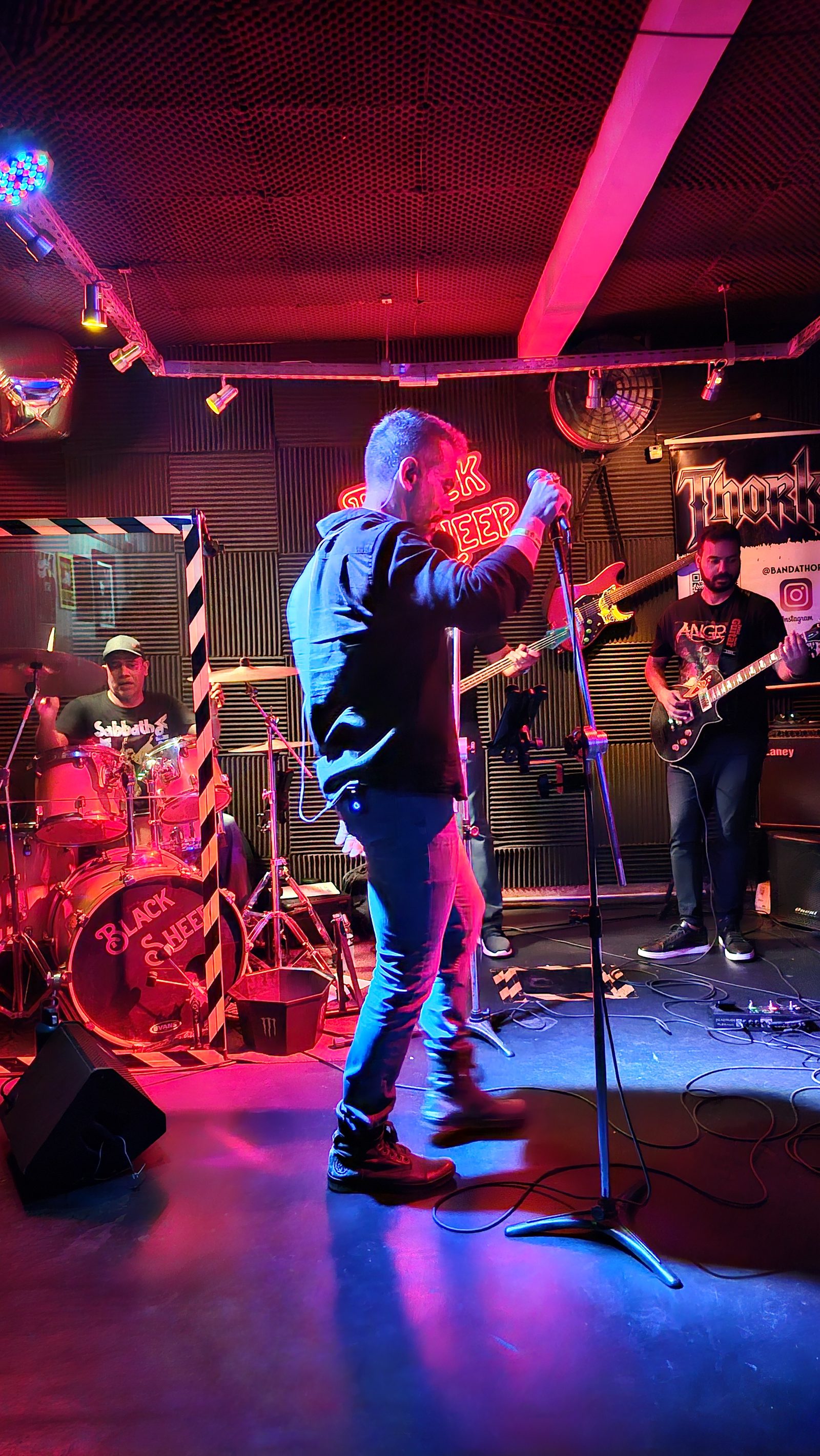Show da Thork no Black Sheep — wide shot com banner @bandathork