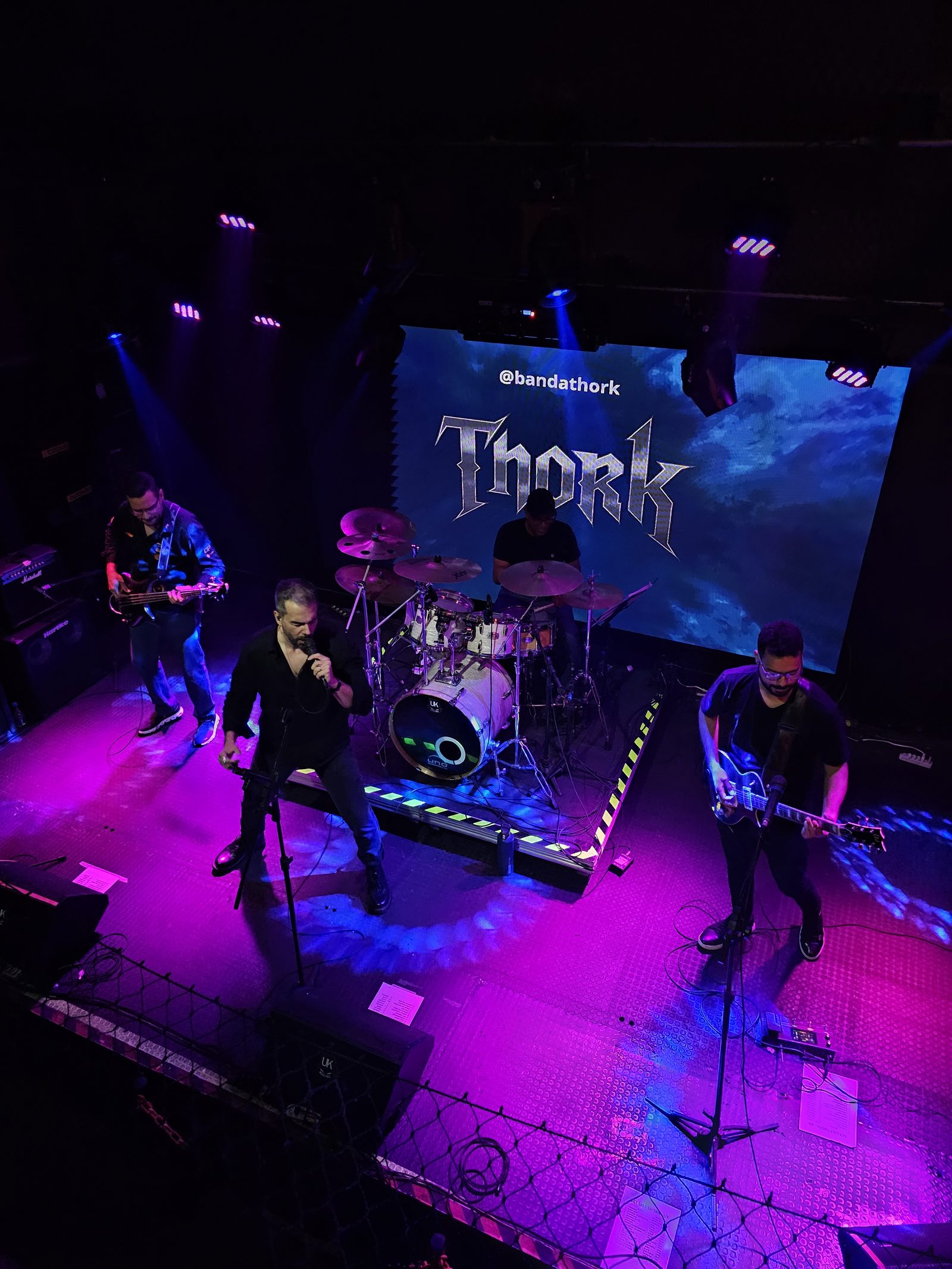 Banda Thork no palco do UK Music Hall — vista do alto