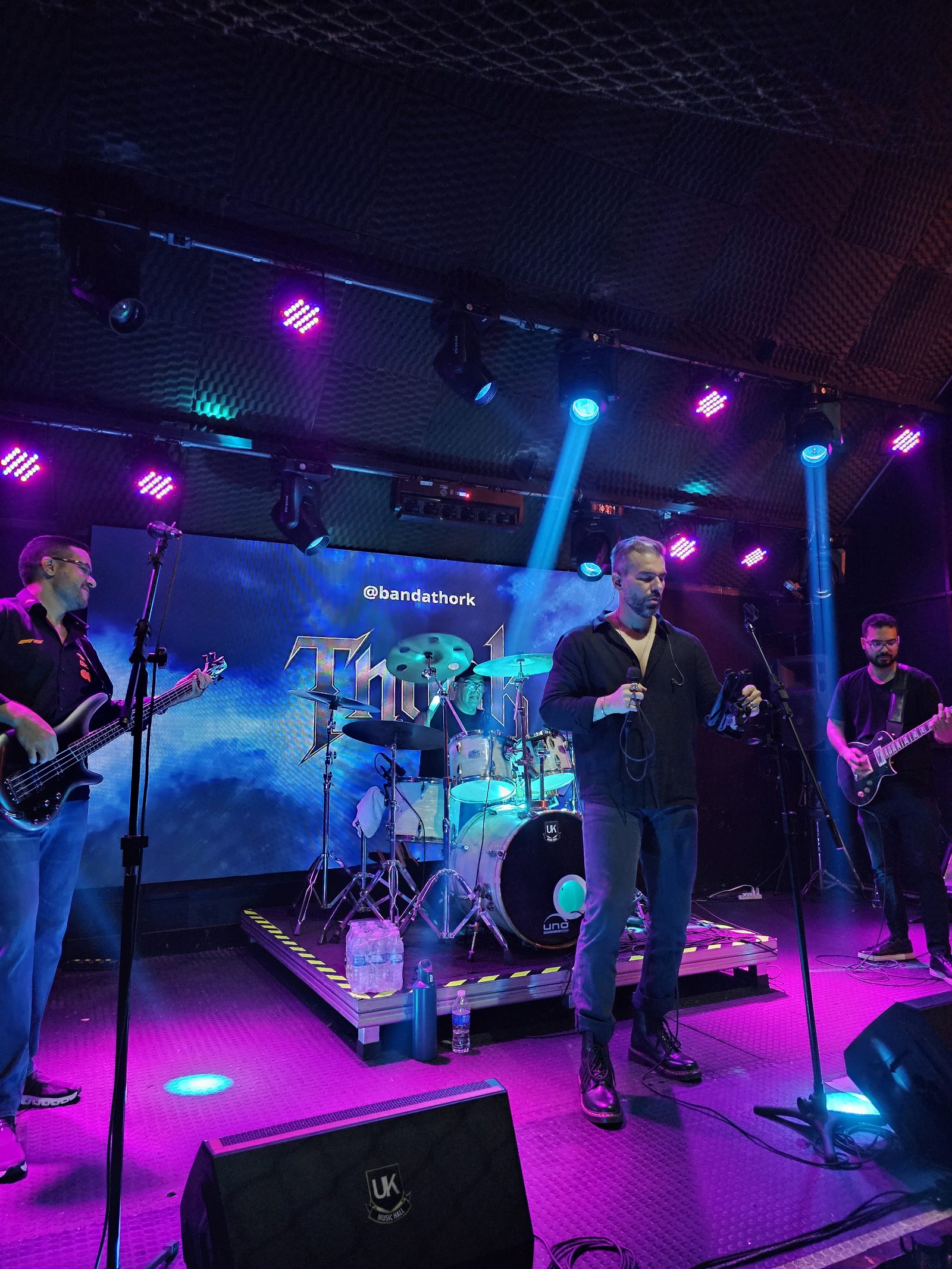 Thork no UK Music Hall — formação completa em frente ao painel
