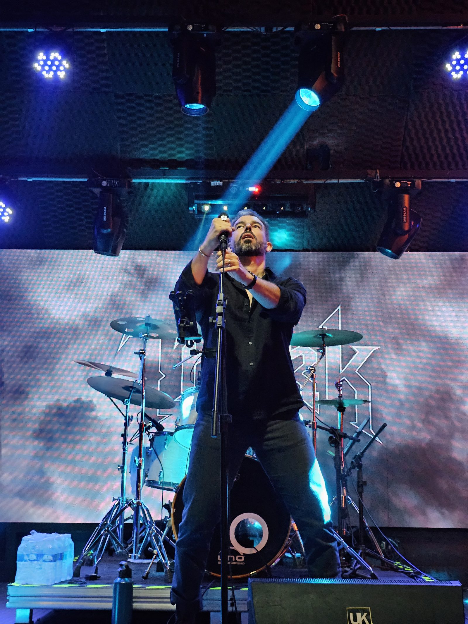Vocalista da Thork sob feixe de luz azul — UK Music Hall