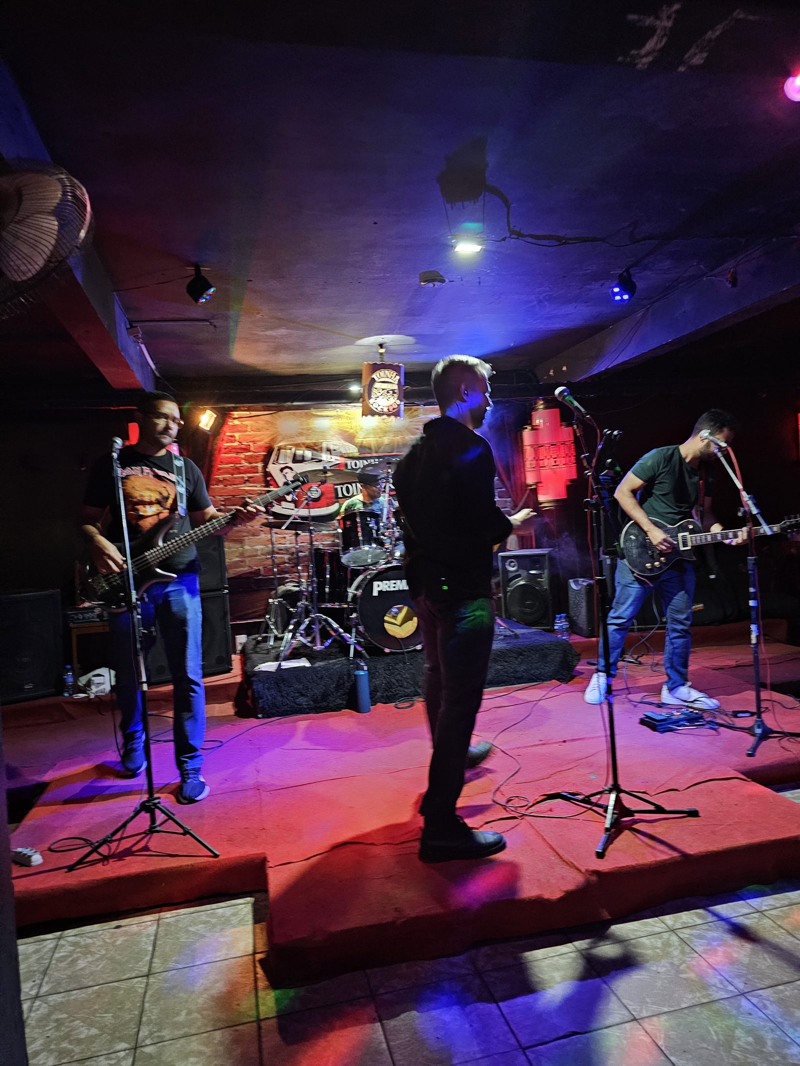 Thork no Toinha Rock Pub — wide shot do palco